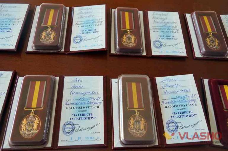вінницькі волонтери отримали подяки та медалі "За гідність та патріотизм" від Всеукраїнського об'єднання громадян "Країна" фото