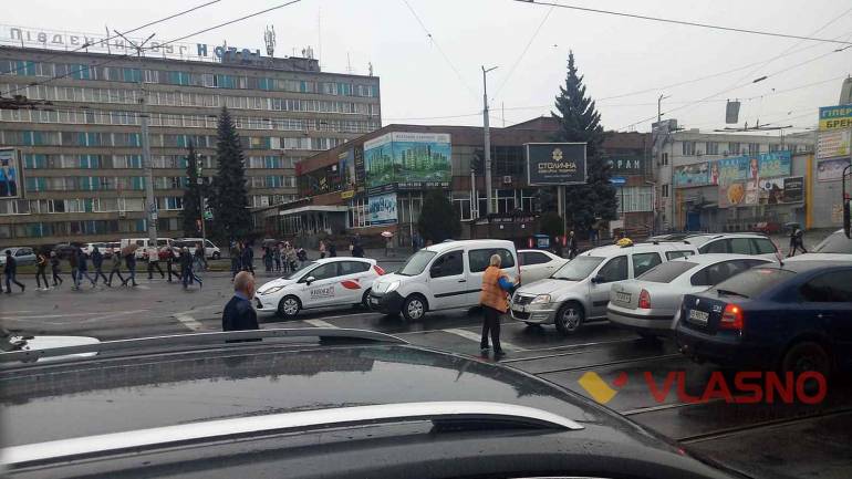 Водійка вінницького тролейбусу врегулювала рух транспорту за 5 хвилин  (ФОТО)