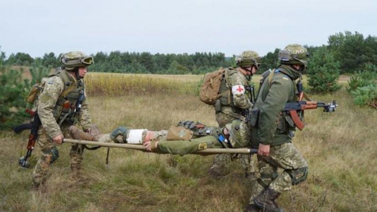 В зоні ООС на українського військового кинули гранату