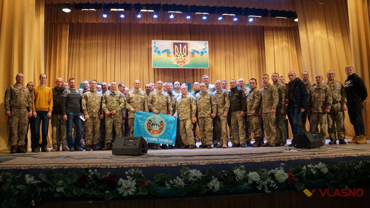Волонтери, які проривалися в АТО крізь обстріли та вогонь, отримали нагороди від військових
