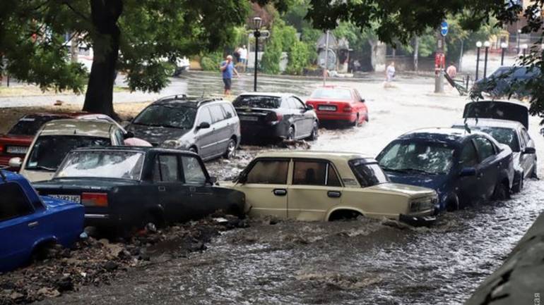 Сильна злива знову затопила вулиці Одеси  (ВІДЕО)