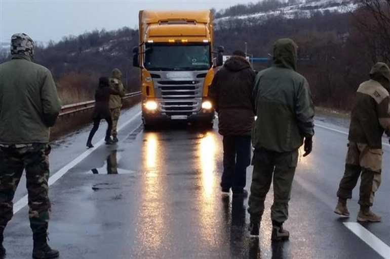 блокування вантажівок на Закарпатті фото