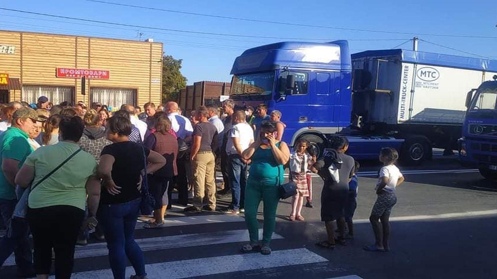 Після смертельної ДТП на &laquo;зебрі&raquo; на Вінниччині селяни перекривають дорогу з вимогою встановити світлофори та острівці безпеки
