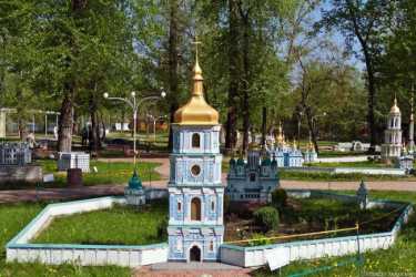 Прогулятися по мініатюрній столиці можна в музеї під відкритим небом в Києві