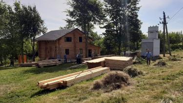 Замість вагончиків діючий храм: на Вінниччині монахи власноруч облаштовують відому подільську святиню (ФОТО)