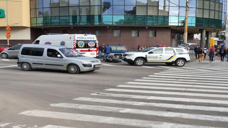 Дві ДТП на одному перехресті у Вінниці ‒ за пів години біля "Магігранду" збили мотоциклістку та зіткнулися дві іномарки