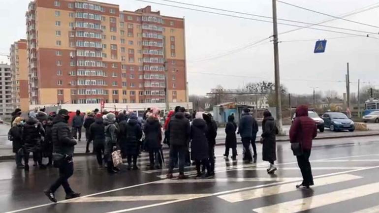 &laquo;Хочемо працювати&raquo;: у Вінниці продавці муніципального ринку перекрили дорогу
