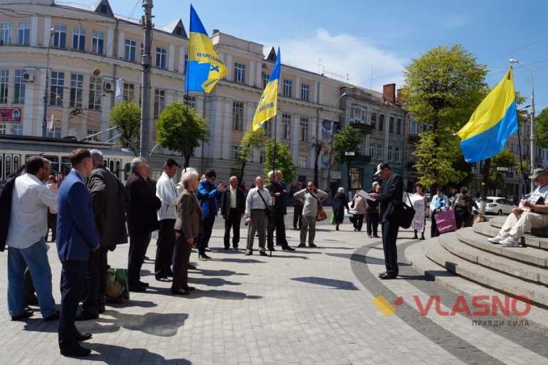 представники Українського дому пікетували Вінницьку облраду фото