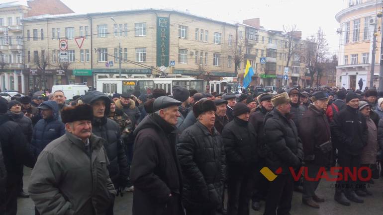Вінницькі пенсіонери вимагають підвищення пенсій: пікетують ОДА, перекрили Соборну