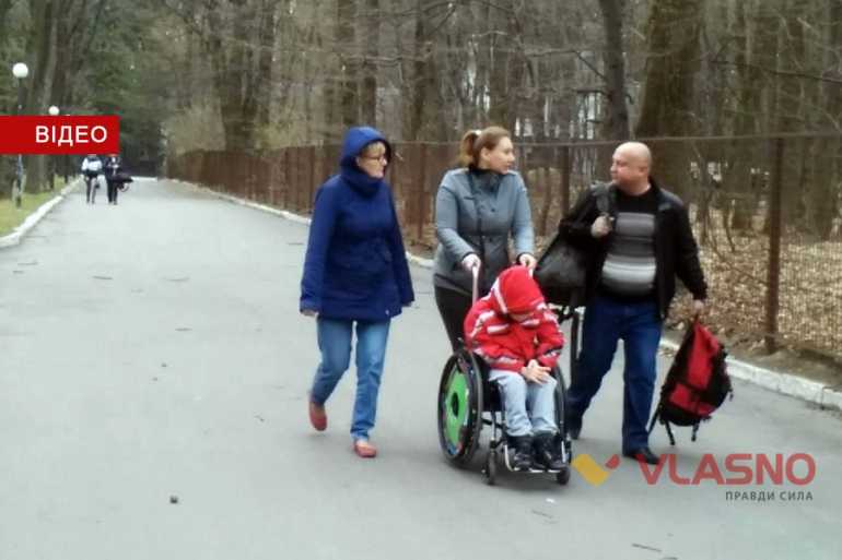 польські діти біля дельфінарію у Хмільнику фото