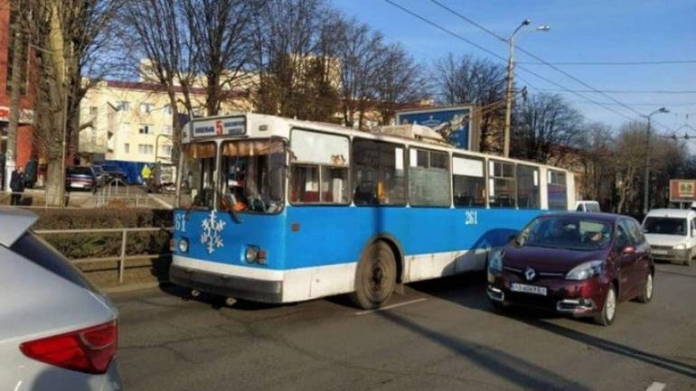 Правоохоронці спростовують чутки про те, що у Вінниці стріляли в тролейбус