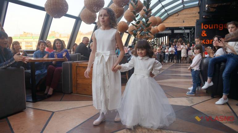 показ мод за участю сонячних дітей фото