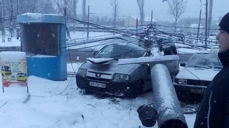 У Вінниці на автівку впав стовп