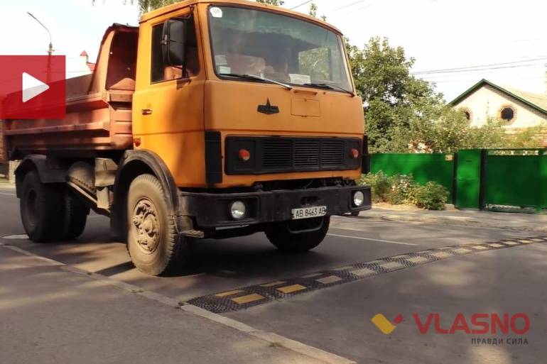 Лежачий поліцейський на вулиці Івана Богуна не дає людям спокійно жити