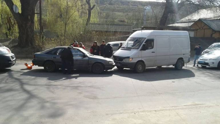 Mazda зіткнулась з Mercedes Sprinter: водієві стало зле за кермом