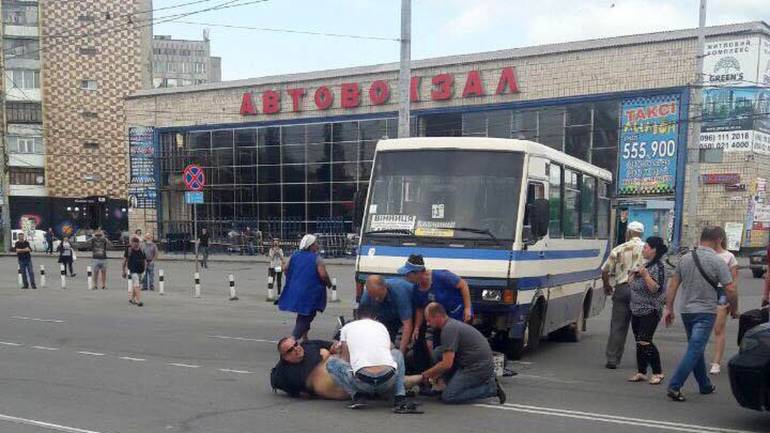 Перелом ноги та госпіталізація: у Вінниці водій на рейсовому автобусі збив мотоцикліста