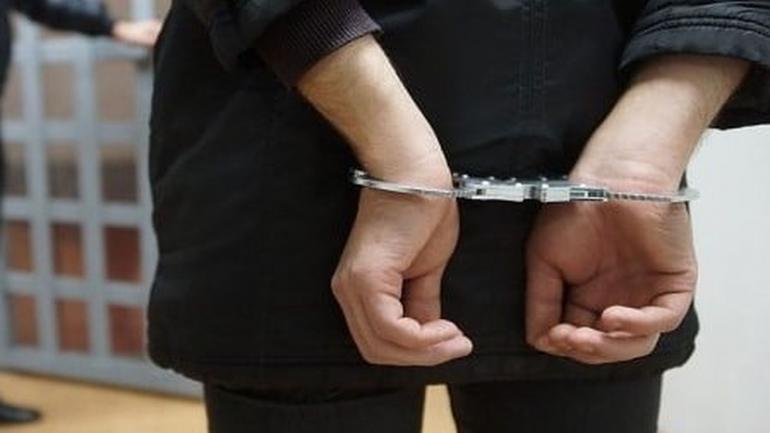 На зупинці громадського транспорту невідомий обікрав вінничанина