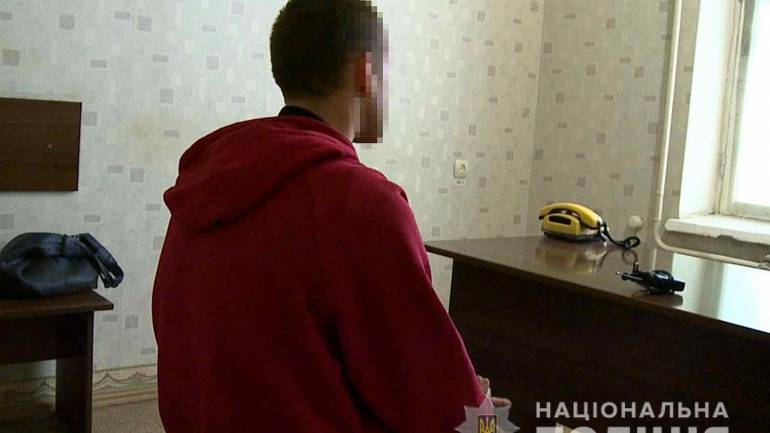 Четверо злочинців з квартири вінничан викрали золоті прикраси та гроші