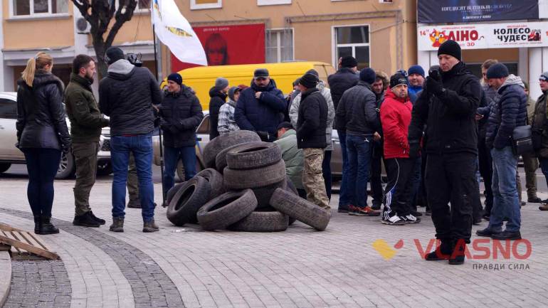 Бійці з різних міст України мітингували під Вінницькою обласною Радою