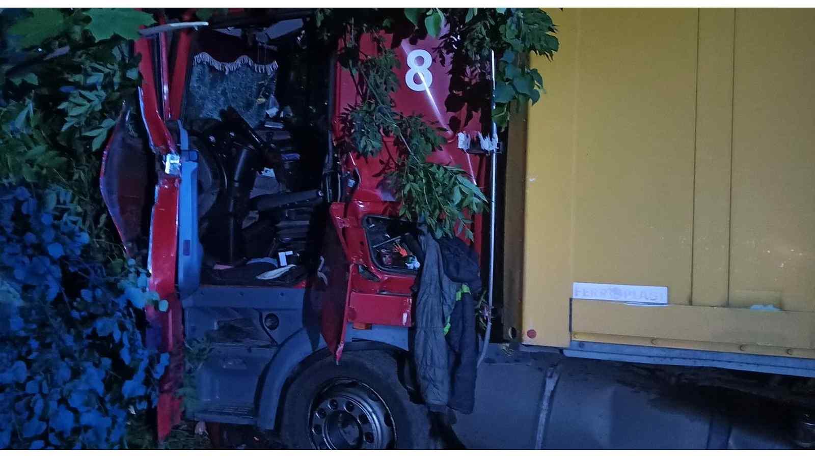 У Літинському районі на світанку водій вантажівки врізався у дерево