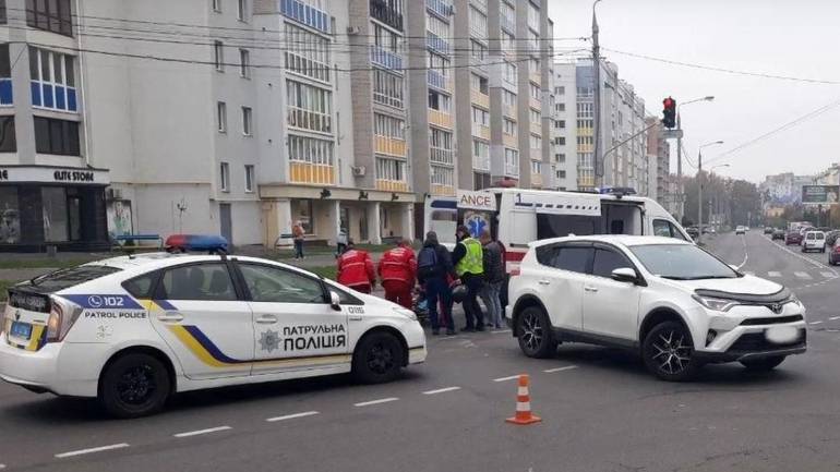 У Вінниці зіткнулись мотоцикл та легковик: 30-річну жінку госпіталізували