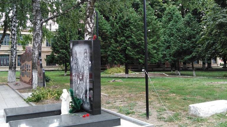 На Вінниччині пошкодили пам'ятник АТОвцям та прапор України