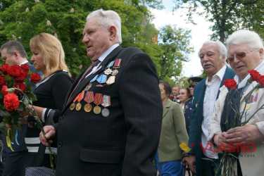 покладання квітів біля Вічного вогню у Вінниці фото
