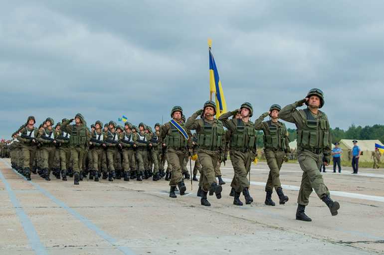Українським військовим піднімуть зарплати у 4 рази