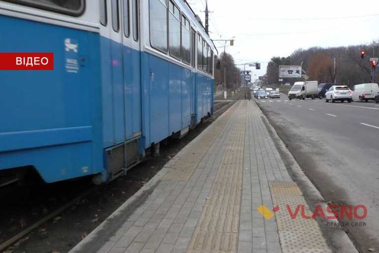 Зупинку громадського транспорту на Максимовича доводять до ладу (ВІДЕО)