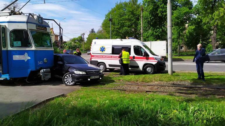 У Вінниці легковик в'їхав у трамвай: вагітну пасажирку забрала &laquo;швидка&raquo;