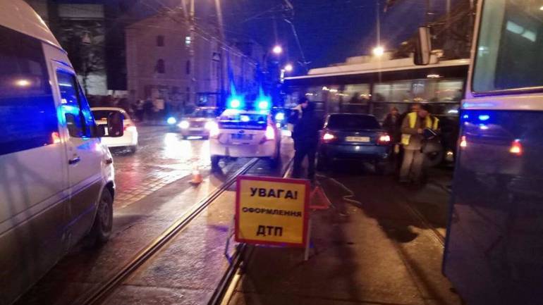 Тролейбус підрізав легковик: рух транспорту був ускладнений протягом години