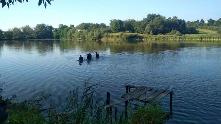 На Вінниччині рятувальники дістали зі ставка потопельника