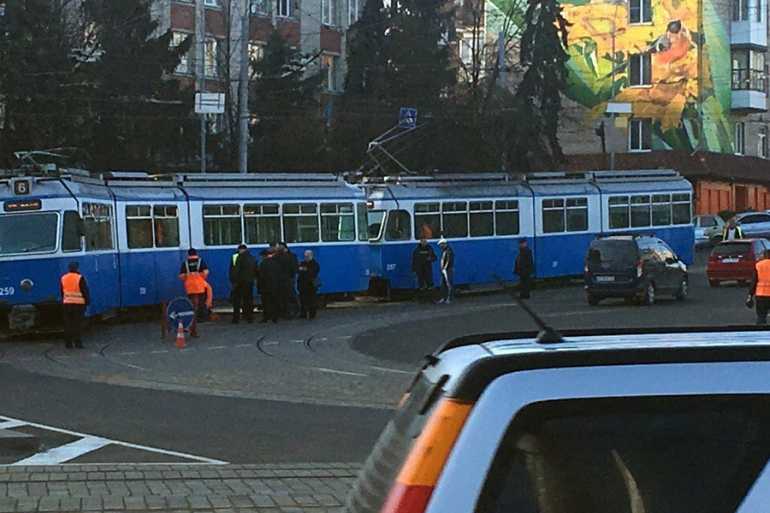 трамвай злетів з рейок у Вінниці фото