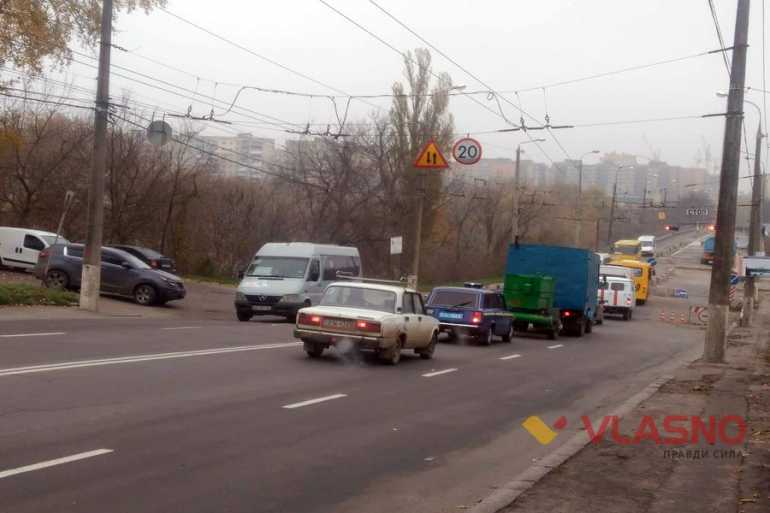 Заборонений транспорт вільно їздить через Київський міст 