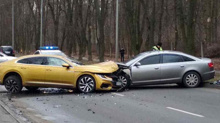 По вулиці Пирогова Ауді та Фольксваген на дві години перекрили дорогу