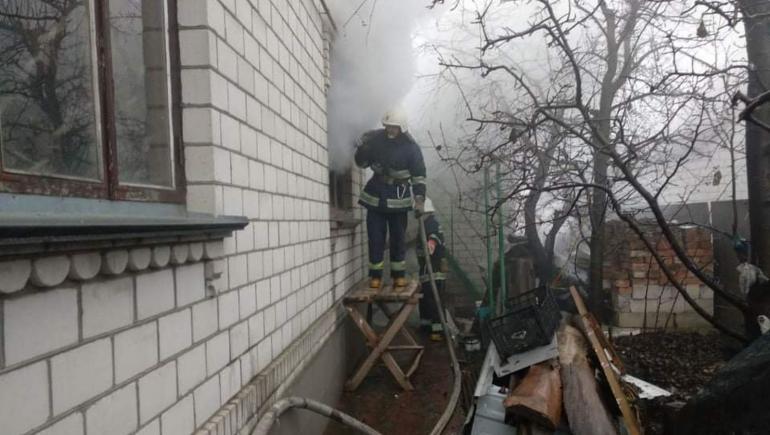 На Вінниччині з палаючого будинку винесли жінку