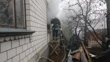 На Вінниччині з палаючого будинку винесли жінку