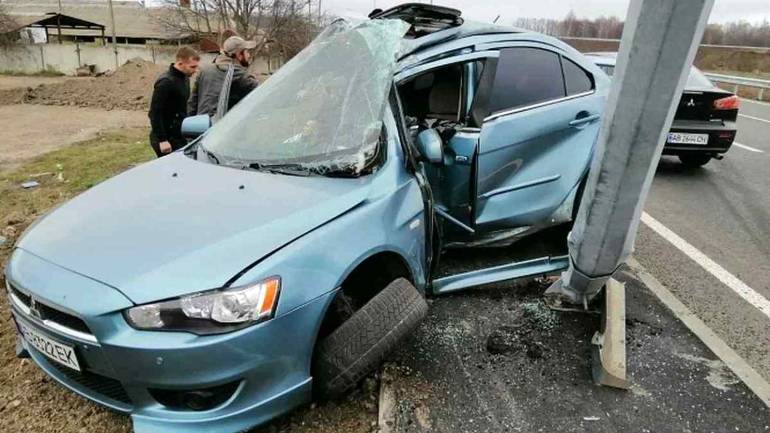 На Вінниччині водій врізався у стовп