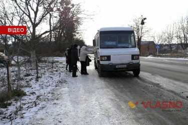 транспортна зупинка у селі фото