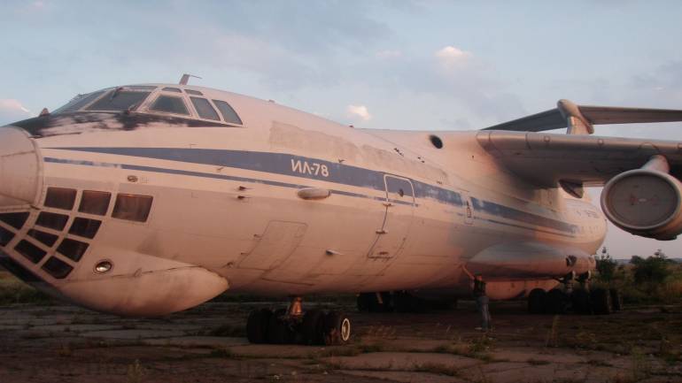 Особливу увагу туристів на Полтавському кладовищі літаків привертає літак Л-29
