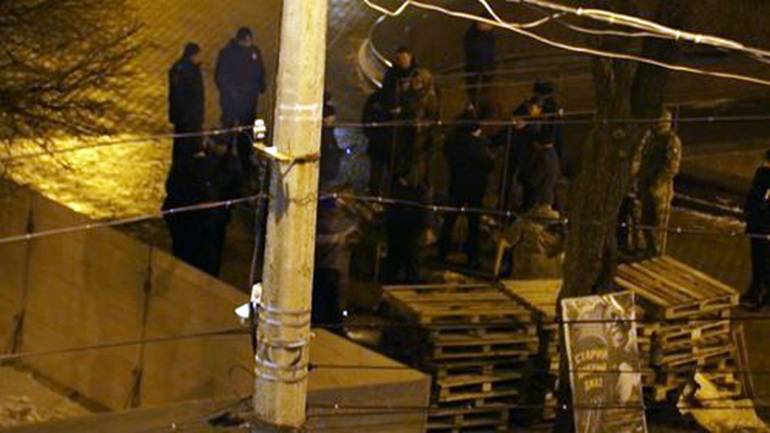 Невідомі вимагають від вінничан покинути майдан Небесної Сотні та припинити охорону погруддя Шевченка (ОНЛАЙН-ТРАНСЛЯЦІЯ)
