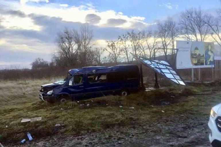 На Львівщині перекинувся мікроавтобус: травмовано 8 чоловік