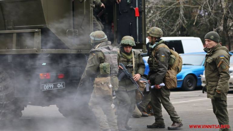 Біля вінницького суду тренувались нацгвардійці
