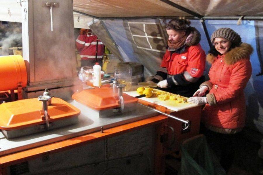 Для постраждалих мешканців Сватового відкрили польові кухні 