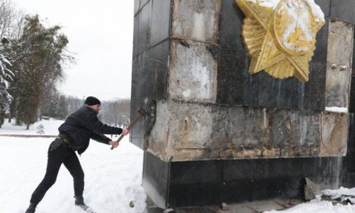 У Львові пошкодили Монумент Слави: побили молотком та розписали фарбою