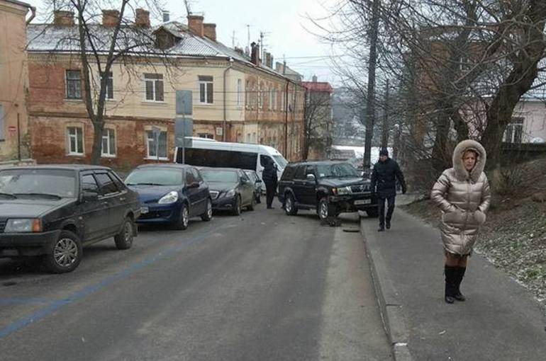 У центрі Вінниці позашляховик врізався у мікроавтобус