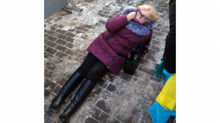 Між активісткою та охоронцями на Майдані Небесної Сотні виникла сутичка