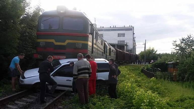 На Вінниччині локомотив протягнув авто майже вісімдесят метрів (ФОТО)