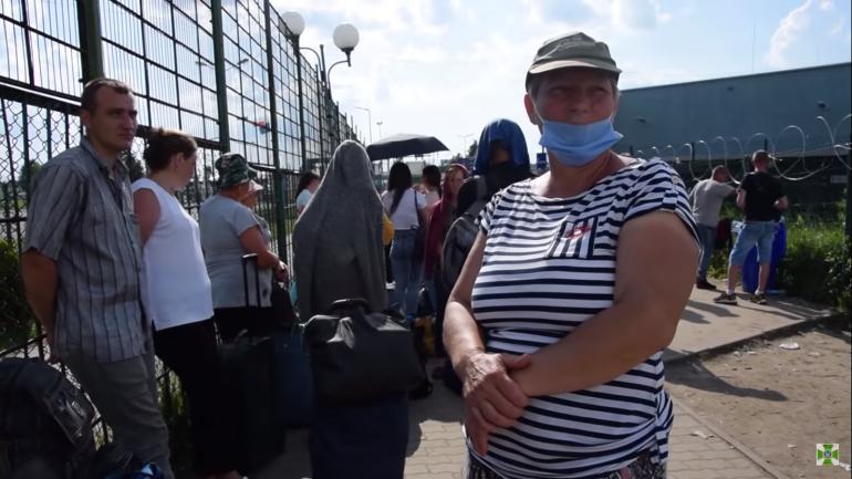 На кордоні з Польщею люди стоять в черзі по 10 годин
