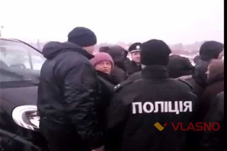 У Вінниці на Сабарові люди перекрили дорогу похоронній процесії